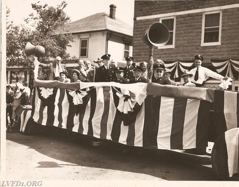 1949: Parade in La Plata, Henry Fowler announcing